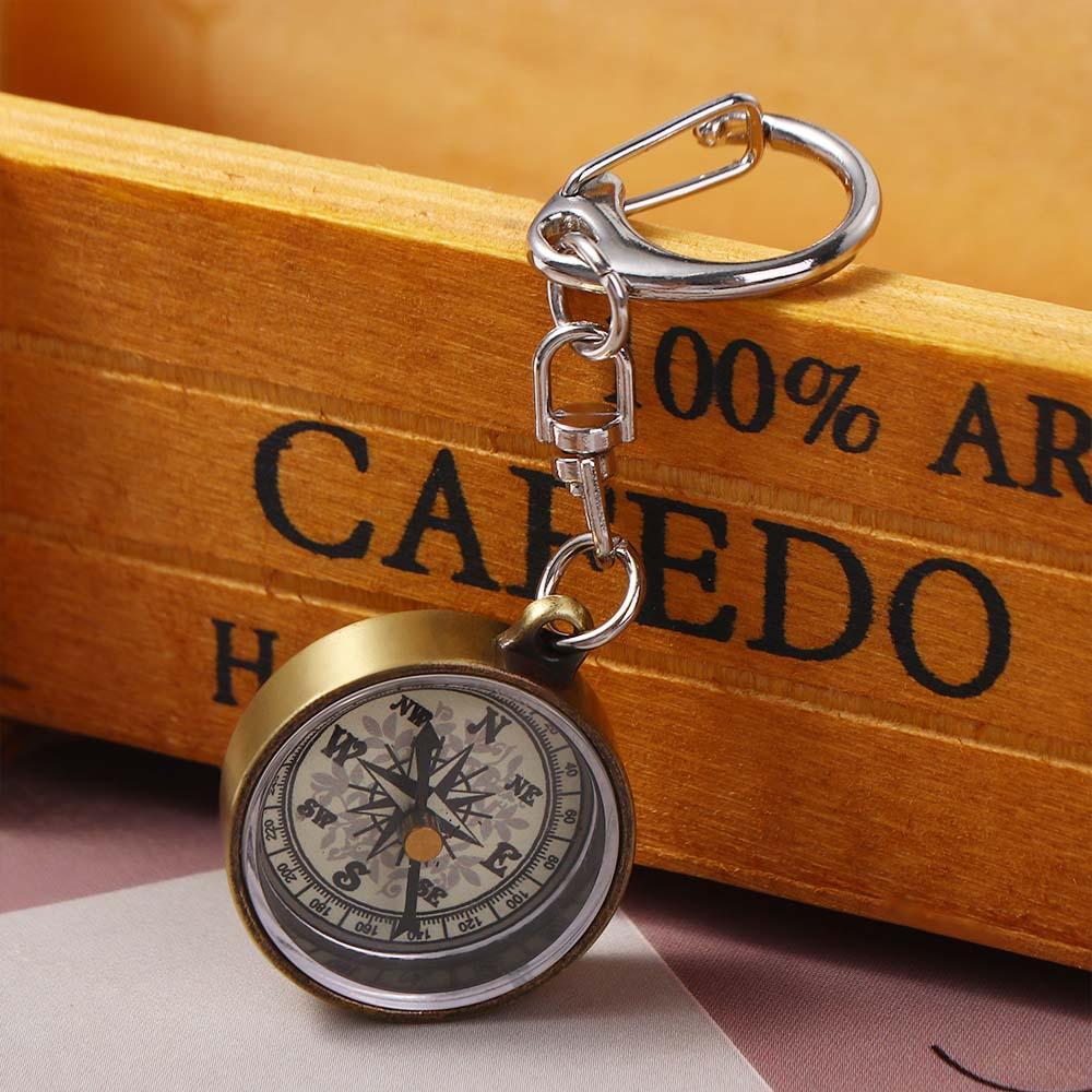 Compass Keychain Mini - ゴールドカラーの亜鉛合金製、携帯用ナビゲーションツール、ヴィンテージ風キーチェーン、キャンプ用コンパス、ミニコンパス、ポケットコンパス、キーリング。